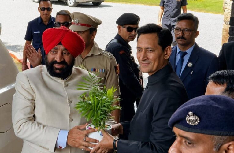 राज्यपाल लेफ्टिनेंट जनरल गुरमीत सिंह (से.नि.) का लोकभवन नैनीताल आगमन, कुमाऊं आयुक्त, जिलाधिकारी एवं एसएसपी नैनीताल ने किया स्वागत