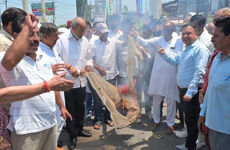 रुड़की में कांग्रेसियों ने पेट्रोल डीज़ल गैस के दाम वृद्धि के विरोध में प्रदर्शन कर प्रधानमंत्री नरेंद्र मोदी का पुतला फूंका, भाजपा सरकार महंगाई रोकने में विफल साबित हुई है: एडवोकेट राजेंद्र चौधरी