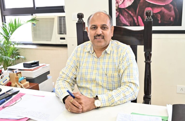 मुख्य विकास अधिकारी डॉ. ललित नारायण मिश्र साइकिल चलाकर पहुंचे जिला कार्यालय जनसुनवाई कार्यक्रम में, ईंधन बचाओ एवं पर्यावरण संरक्षण का दिया संदेश, जनपदवासियों एवं अधिकारियों-कर्मचारियों से ईंधन बचाने की अपील