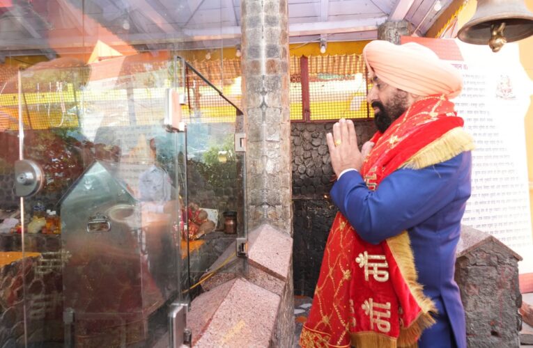 राज्यपाल ने मां नयना देवी मंदिर में की पूजा-अर्चना, गुरुद्वारे में मत्था टेका, प्रदेश की सुख-समृद्धि के लिए की अरदास