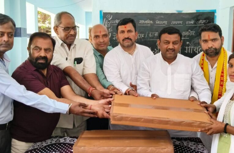 राजकीय उच्चतर माध्यमिक विद्यालय में पूर्व मेयर गौरव गोयल द्वारा मेधावी छात्रों का सम्मान कर छात्र-छात्राओं को वितरित की गई पाठ्य सामग्री