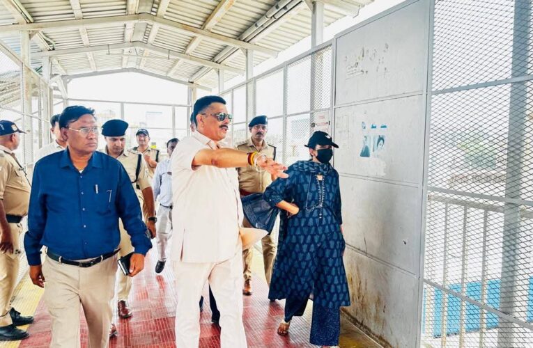मेला अधिकारी ने ज्वालापुर रेलवे स्टेशन सहित घाटों एवं सड़कों का किया निरीक्षण, भीड़ प्रबंधन सहित श्रद्धालुओं की सुविधा, सुगमता व सुरक्षा को लेकर की जाने वाली व्यवस्थाओं की मौके पर पड़ताल कर अधिकारियों को दिए जरूरी निर्देश
