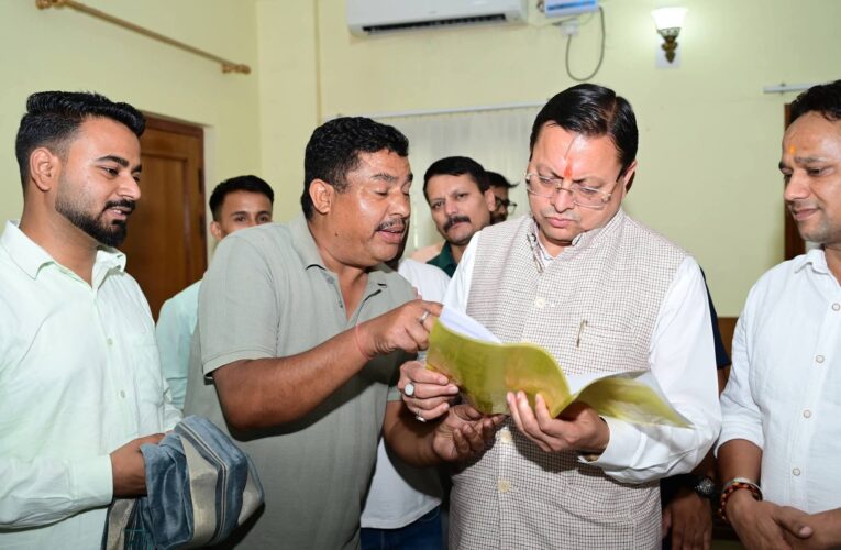 मुख्यमंत्री पुष्कर सिंह धामी ने हल्द्वानी-काठगोदाम स्थित सर्किट हाउस में आम जनता एवं स्थानीय जनप्रतिनिधियों से भेंट कर उनकी समस्याएं सुनीं, उपस्थित अधिकारियों को मौके पर ही समस्याओं के त्वरित निस्तारण के दिए निर्देश, कहा-जनसमस्याओं का समयबद्ध और संतुष्टिपरक समाधान राज्य सरकार की सर्वोच्च प्राथमिकता