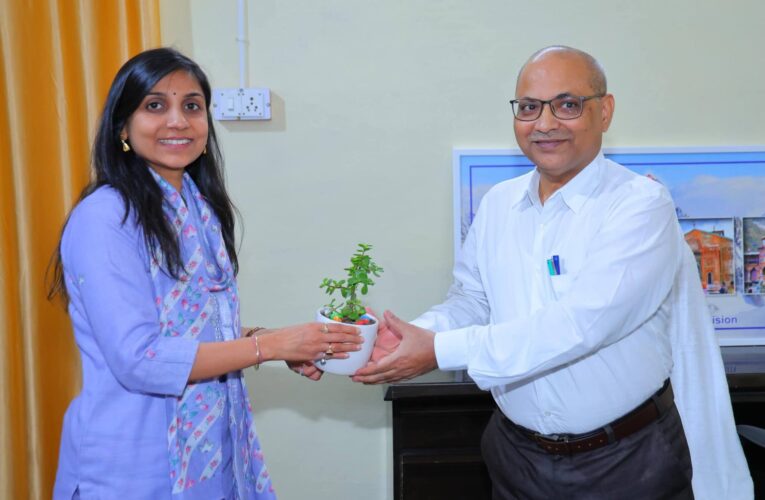 नवनियुक्त गढ़वाल मंडल आयुक्त आनंद स्वरूप ने संभाला कार्यभार, चारधाम यात्रा व्यवस्थाओं, जनसमस्याओं के त्वरित समाधान और विकास कार्यों की गुणवत्ता को बताया प्राथमिकता, पौड़ी पहुंचने पर जिलाधिकारी सहित अधिकारियों ने किया स्वागत, जल्द मंडल के क्षेत्रों का करेंगे भ्रमण
