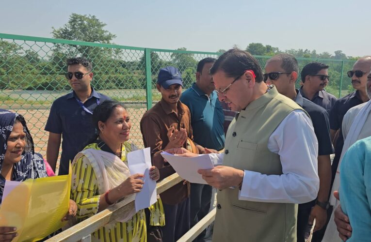 मुख्यमंत्री पुष्कर सिंह धामी ने लोहियाहेड हेलीपैड पर जनता व जनप्रतिनिधियों से मुलाकात कर जनसमस्याएं सुनीं, समस्याओं का समाधान करने के निर्देश अधिकारियों को दिए