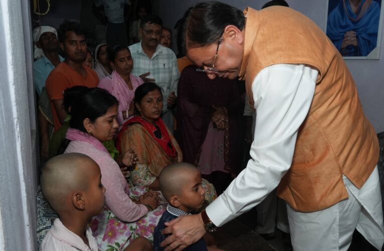 मुख्यमंत्री पुष्कर सिंह धामी ने खटीमा भ्रमण के दौरान पंजाबी कालोनी में स्वo विवेक रघुवंशी, टनकपुर रोड में स्वo भूपेंद्र सिंह चुफाल एवं  राजेंद्र नगर निवासी स्वo प्रकाश रावत के आवास पर पहुँच कर उनके निधन पर शोक संवेदना व्यक्त की