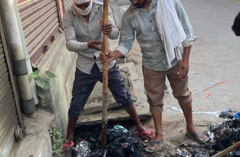 जिलाधिकारी के निर्देशन में जनपद में नालियों की सफाई  ने पकड़ी रफ्तार, गंगा दशहरा के बाद विभागों ने संभाली स्वच्छता की कमान