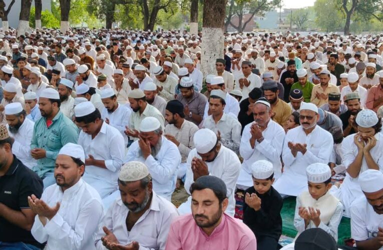 रुड़की के ईदगाह सहित नगर व आसपास के ग्रामीण क्षेत्रों में अकीदत के साथ अदा की गई ईदुल-अजहा की नमाज, मांगीं अमनों-सलामती व खुशहाली की दुआएं