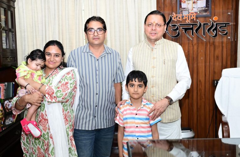 मुख्यमंत्री पुष्कर सिंह धामी से वरिष्ठ पत्रकार हेम भट्ट ने परिवार सहित भेंट की, अपने प्रकरण से संबंधित विभिन्न बिंदुओं से मुख्यमंत्री को अवगत कराया, मुख्यमंत्री ने प्रकरण को गंभीरता से सुनते हुए पुलिस अधिकारियों को निष्पक्ष एवं न्यायोचित कार्यवाही सुनिश्चित करने के निर्देश दिए