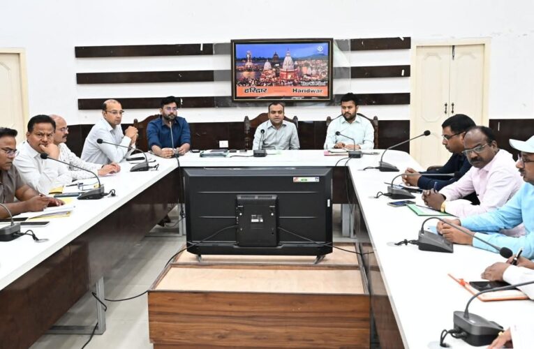 हरिद्वार: मां गंगा को स्वच्छ एवं निर्मल रखने के लिए किसी भी दशा में कूड़ा-कचरा गंगा नदी में न जाए: डीएम मयूर दीक्षित, मां गंगा में किसी भी श्रद्धालु  एवं स्थानीय नागरिको द्वारा कूड़ा कचरा कपड़े न फैंके जाए, इसके लिए सभी घाटों पर साइन बोर्ड लगाने के दिए निर्देश