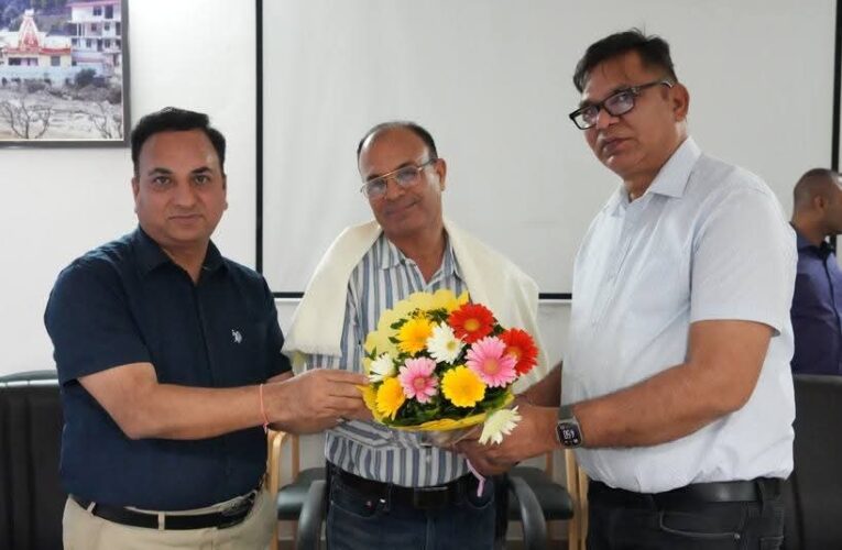 सूचना विभाग में शासकीय सेवा पूर्ण कर सेवानिवृत्त हुए सहायक निदेशक ललिता प्रसाद भट्ट को दी भावभीनी विदाई