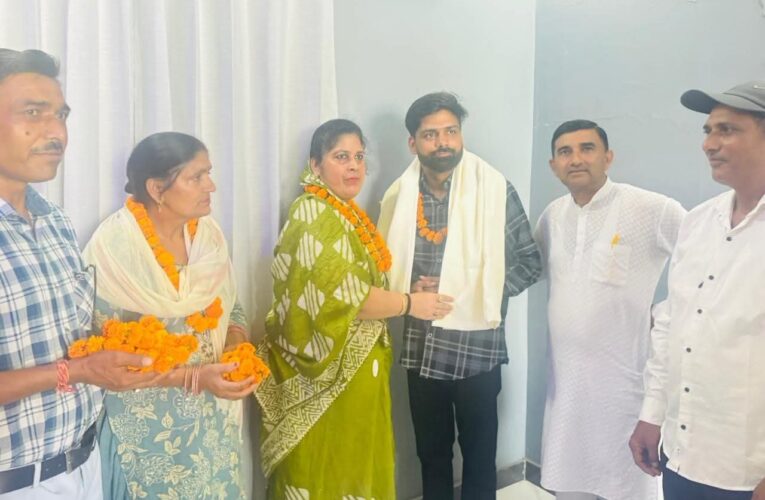 रायपुर के नीशू सैनी बने उप शिक्षा अधिकारी, विधायक ममता राकेश ने आवास पर पहुंचकर दी बधाई, कहा-नीशू सैनी ने पूरे क्षेत्र का नाम रोशन किया