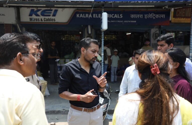 देहरादून: कार्यों की धीमी प्रगति पर डीएम सख्त, अधीक्षण अभियंता यूपीसील का रोका वेतन,  डीएम डॉ. आशीष चौहान ने धरातल पर जानी कार्यों की प्रगति, भूमिगत विद्युत लाईन कार्यों को युद्धस्तर पर पूर्ण करने के निर्देश