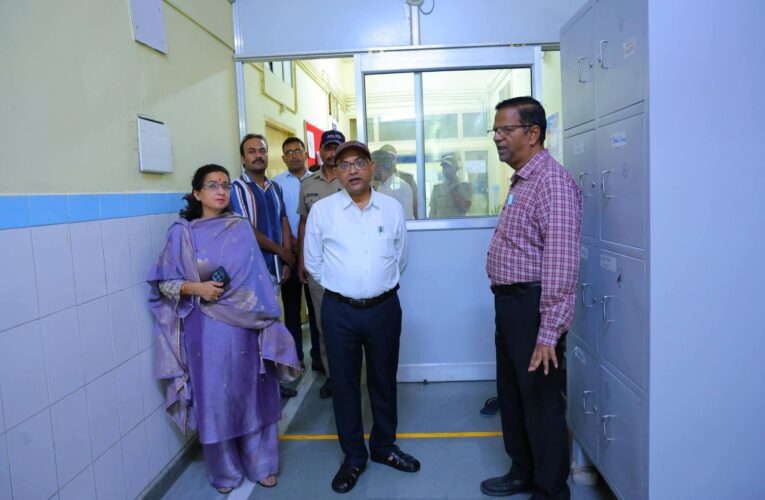 चारधाम यात्रा और मानसून को देखते हुए बेस अस्पताल की तैयारियों का जायज़ा, मंडलायुक्त आनंद स्वरूप ने मरीजों से संवाद कर परखी स्वास्थ्य सेवाएं