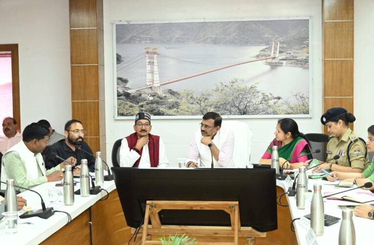 मुख्य सचिव ने जनप्रतिनिधियों एवं सामाजिक कार्यकर्ताओं के साथ विकास कार्यों एवं जनसमस्याओं की समीक्षा बैठक की, विकास संवाद में उभरे जनसरोकार—मुख्य सचिव की अध्यक्षता में जनप्रतिनिधियों के साथ व्यापक मंथन