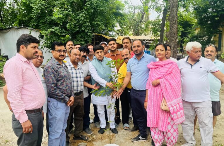 विश्व पर्यावरण दिवस पर कैबिनेट मंत्री प्रदीप बत्रा और ज्वाइंट मजिस्ट्रेट ने किया पौधारोपण, दिया पर्यावरण संरक्षण का संदेश