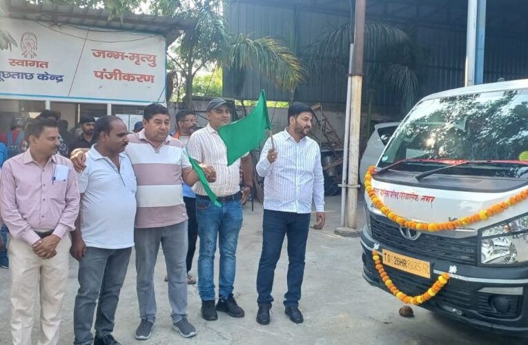 नगर पालिका शिवालिक नगर ने स्वच्छता और विकास कार्यों को गति देने के लिए दो नए कूड़ा वाहन को दिखाई हरी झंडी