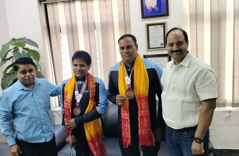 रुड़की: मलेशिया में ब्रॉन्ज मेडल जीतकर लौटे पैरा थ्रो बॉल खिलाड़ियों का किया गया भव्य सम्मान