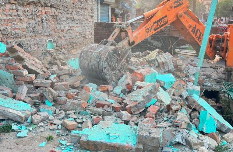 सरकारी भूमि पर अवैध अतिक्रमण के खिलाफ प्रशासन द्वारा निरंतर की जा रही है कार्यवाही, सीएम हेल्पलाइन में प्राप्त शिकायत पर जिलाधिकारी के निर्देशन में भक्तोवाली झबरेड़ा में अवैध मजार को किया गया ध्वस्त