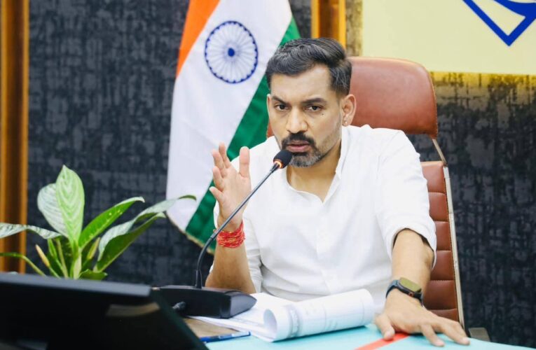 सीएम घोषणाओं के क्रियान्वयन में लापरवाही बर्दाश्त नहीं, डीएम ने दिए कड़े निर्देश, 565 में से 353 मुख्यमंत्री घोषणाएं पूर्ण, शेष कार्यों में तेजी लाने के निर्देश