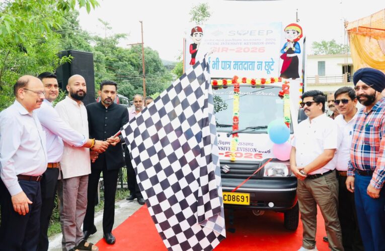 देहरादून: मतदाता सूची के विशेष पुनरीक्षण को जन आंदोलन बनाने की अपील, डीएम ने रवाना किए जागरूकता रथ