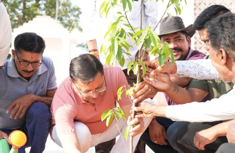 “एक पेड़ मां के नाम” अभियान के तहत पौधरोपण एवं स्वच्छता का संदेश, स्वच्छता और पर्यावरण संरक्षण जनभागीदारी से ही एक जनआंदोलन का रूप ले सकते हैं: सीएम धामी