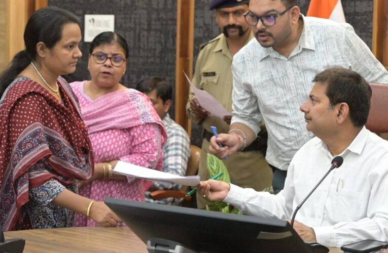 देहरादून: ‘समाधान दिवस’ बना उम्मीद की किरण, गंभीर रूप से बीमार 4 बच्चों का होगा मुफ्त इलाज, भू-माफियाओं पर कसेगा शिकंजा, बुजुर्गों के उत्पीड़न पर एसडीएम को जांच के आदेश
