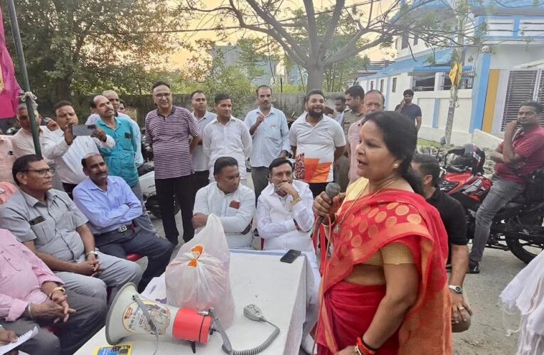 मेयर अनीता देवी अग्रवाल के प्रयासों से नाला निर्माण कार्य शुरू, धरना समाप्त, स्थानीय नागरिकों ने मेयर का फूल-मालाओं से स्वागत कर उनका आभार व्यक्त किया