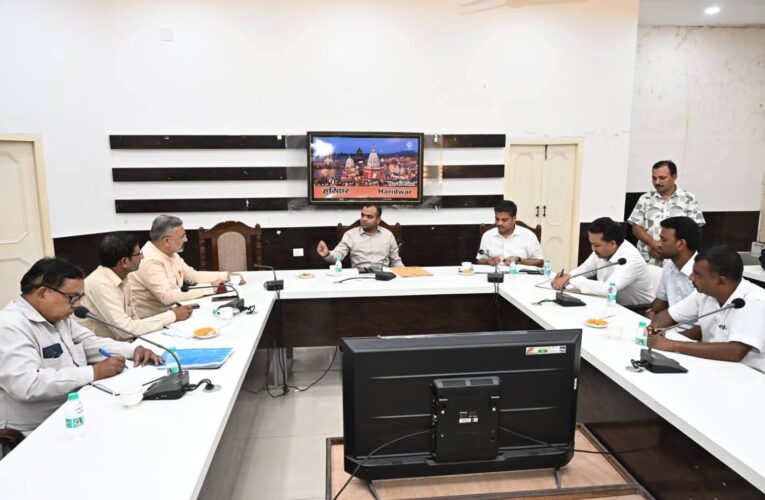 जनपद में विशेष गहन पुनरीक्षण कार्यक्रम के सफल क्रियान्वयन हेतु जिलाधिकारी मयूर दीक्षित की अध्यक्षता में राजनीतिक दलों के प्रतिनिधियों के साथ बैठक आयोजित, बीएलओ द्वारा घर घर वितरण कर संकलित किए जा रहे है गणना प्रपत्र