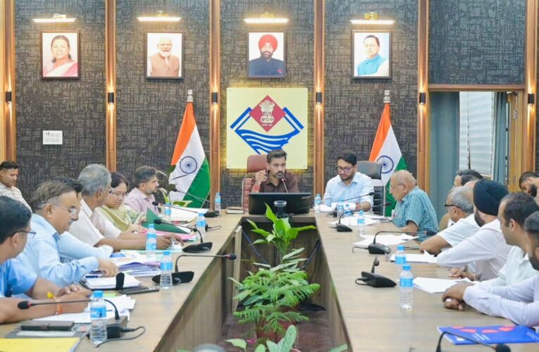 देहरादून: उद्योग मित्रों की समस्याओं का समाधान करना जिला प्रशासन की प्राथमिकताः डॉ आशीष चौहान