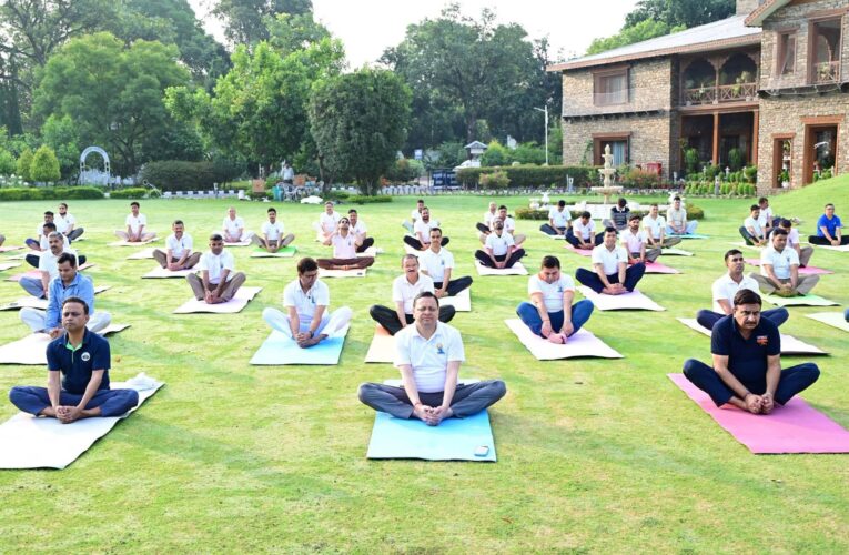 21 जून को आयोजित होने वाले अंतरराष्ट्रीय योग दिवस के उपलक्ष्य में मुख्यमंत्री पुष्कर सिंह धामी ने अधिकारियों एवं कर्मचारियों के साथ योगाभ्यास किया