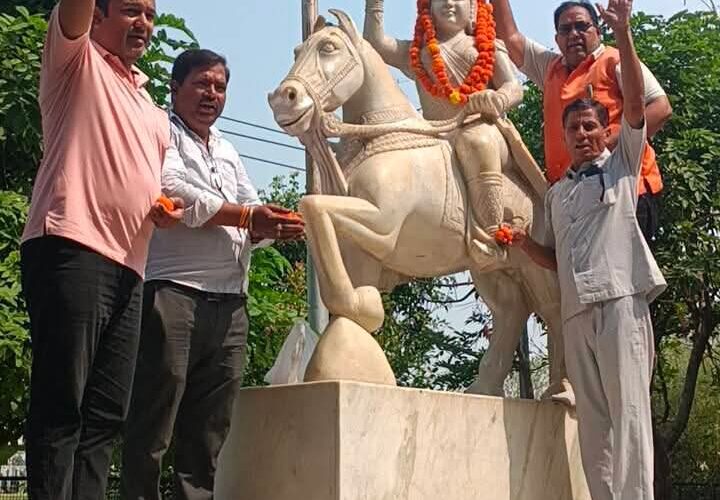 त्याग और बलिदान की प्रतिमूर्ति थीं महारानी लक्ष्मीबाई, रुड़की में महारानी लक्ष्मीबाई की पुण्यतिथि पर उनकी प्रतिमा पर पुष्पांजलि अर्पित करते हुए श्रद्धांजलि दी गई