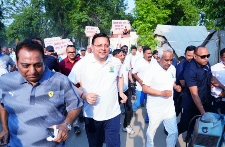मुख्यमंत्री पुष्कर सिंह धामी ने पुलिस लाइन देहरादून में 12 वें अंतरराष्ट्रीय योग दिवस के उपलक्ष्य में आयोजित रन फॉर योगा कार्यक्रम में किया प्रतिभाग, बोले-यह आयोजन केवल एक दौड़ नहीं, बल्कि स्वस्थ जीवन, सकारात्मक सोच और योग को जन-जन तक पहुंचाने का सशक्त अभियान