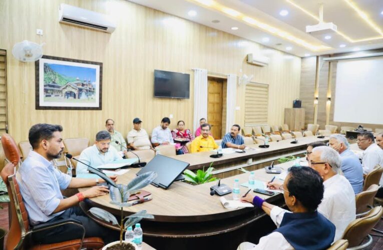 देहरादून: विशेष गहन पुनरीक्षण -2026 की प्रगति पर राजनीतिक दलों के प्रतिनिधियों संग डीएम/डीईओ की बैठक सम्पन्न, जिले में 98.22 प्रतिशत गणना प्रपत्र वितरित, 2.06 लाख से अधिक मतदाताओं का डिजिटाइजेशन पूर्ण