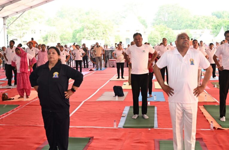 ऋषिकुल आयुर्वेदिक महाविद्यालय परिसर में 12वें अंतर्राष्ट्रीय योग दिवस पर 1000 से अधिक लोगों ने किया योगाभ्यास, योग स्वास्थ्य शरीर के लिए अत्यंत आवश्यक: आयुष मंत्री मदन कौशिक