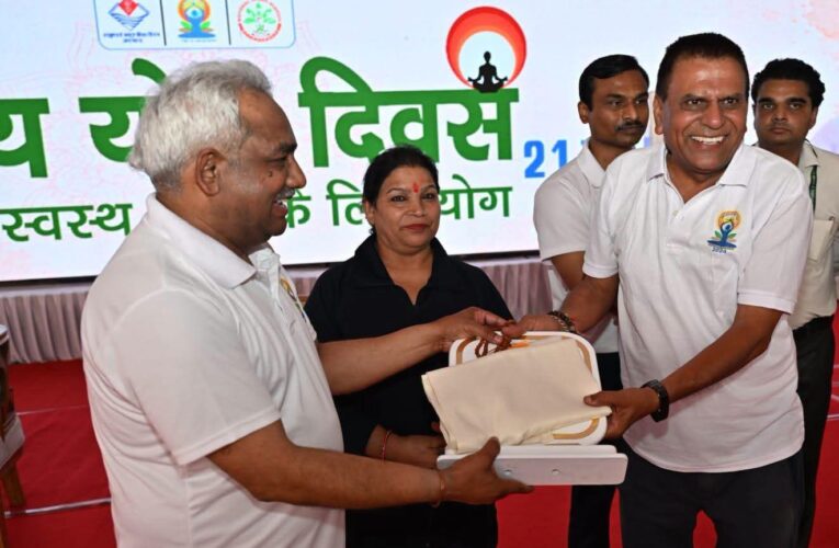 हरिद्वार: प्रोफेसर(डॉ.) नरेश चौधरी को आयुष एवं आयुष शिक्षा मंत्री उत्तराखड मदन कौशिक ने किया सम्मानित