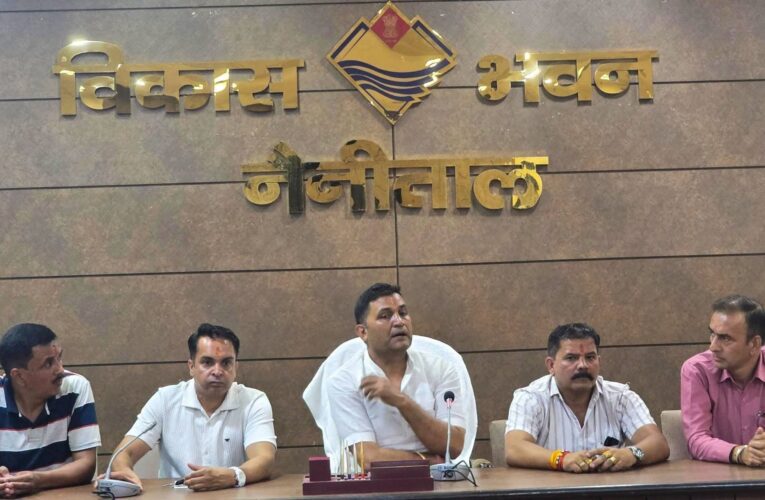 कैबिनेट मंत्री राम सिंह कैड़ा ने भीमताल मै अधिकारियो की ली बैठक, बरसात मै आपदा  से आने वाली समस्याओ से निपटने के लिए तैयार रहने के दिए निर्देश