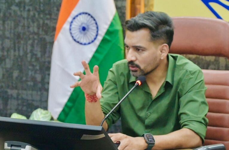 बैंकों की मनमानी पर डीएम सख्तः ‘जनता को परेशान किया तो होगी कार्रवाई, जिले का पैसा जिले के विकास में ही लगेगा’