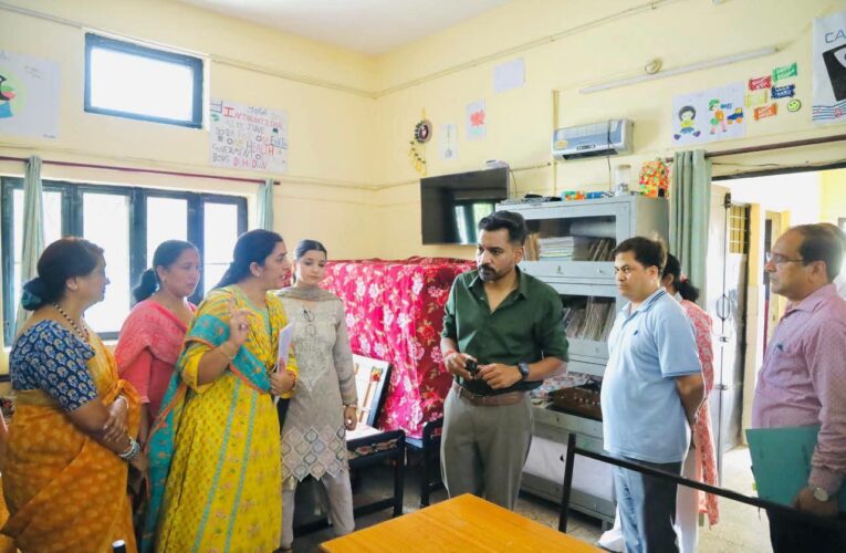 देहरादून डीएम डॉ0 आशीष चौहान ने नारी निकेतन, बाल सुधार गृह एवं किशोरी गृह का किया निरीक्षण; सुरक्षा, स्वास्थ्य, शिक्षा एवं पुनर्वास व्यवस्थाओं को और सुदृढ़ बनाने के दिए निर्देश
