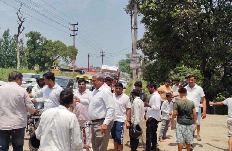अंतरराष्ट्रीय योग दिवस के अवसर पर भाजपा के वरिष्ठ नेता जयभगवान सैनी ने राहगीरों को वितरित किया पेयजल, भीषण गर्मी के बीच आयोजित इस सेवा कार्य की स्थानीय लोगों ने की सराहना