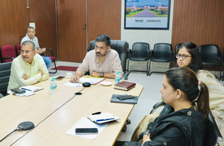 देहरादून: मानसून में लापरवाही नहीं होगी बर्दाश्त, जनसुरक्षा सर्वाेच्च प्राथमिकताः डॉ0 आशीष चौहान, जनपद में मानसून को लेकर अलर्ट, डीएम ने आपदा कंट्रोलरूम का किया निरीक्षण, सभी विभागों को हाई अलर्ट पर रहने के निर्देश