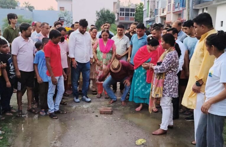 नगर पालिका शिवालिक नगर के नवोदय नगर वार्ड संख्या-13 की विभिन्न कॉलोनियों में सड़क निर्माण कार्यों का शुभारंभ
