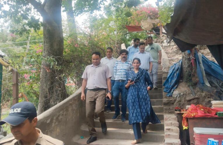 मेलाधिकारी ने प्रमुख मंदिरों तक पैदल मार्गों एवं फुटपाथों के विकास कार्यों का किया निरीक्षण, गुणवत्ता एवं समयबद्धता पर दिया जोर