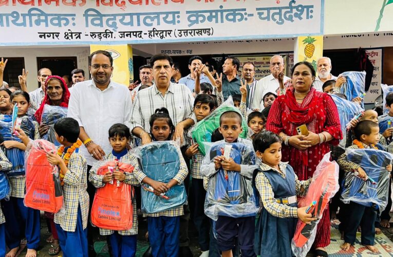 कैबिनेट मंत्री प्रदीप बत्रा ने विद्यार्थियों को स्कूल बैग एवं पाठ्य सामग्री वितरित की, कहा-बच्चों को बेहतर शिक्षा और आवश्यक संसाधन उपलब्ध कराना सरकार की प्राथमिकता