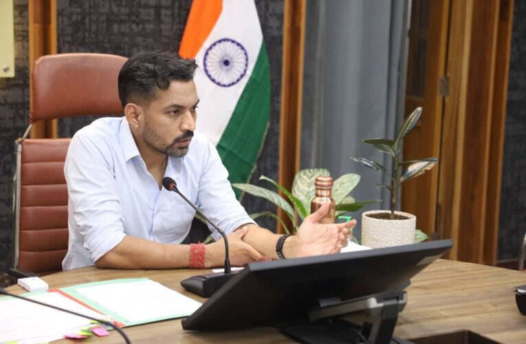 देहरादून: मानसून तैयारियों, सड़क व्यवस्था एवं नागरिक  सुविधाओं एवं सुरक्षा की डीएम डॉ0 आशीष चौहान ने की विस्तृत समीक्षा, मानसून को लेकर डीएम सख्त जलभराव, जर्जर भवन, गड्ढों, विद्युत सुरक्षा एवं डेंगू नियंत्रण पर दिए कड़े निर्देश