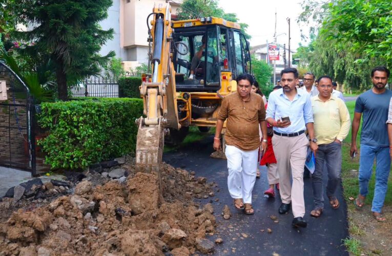 देहरादून: मुख्यमंत्री की घोषणा के तहत सीमाद्वार नाला पुनर्निर्माण परियोजना की डीपीआर का जिलाधिकारी डॉ आशीष चौहान ने किया स्थलीय परीक्षण, साथ ही सामने आए अनधिकृत सड़क कटिंग के मामले में जिलाधिकारी की तत्काल कार्रवाई, मशीन सीज