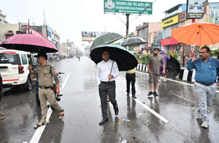 हरिद्वार: लगातार बारिश के चलते जिलाधिकारी मयूर दीक्षित ने सभी जिला स्तरीय अधिकारियों को अलर्ट रहने के दिए निर्देश, जलभराव, आपदा एवं किसी भी आपात स्थिति की सूचना तत्काल कंट्रोल रूम को उपलब्ध कराने के निर्देश