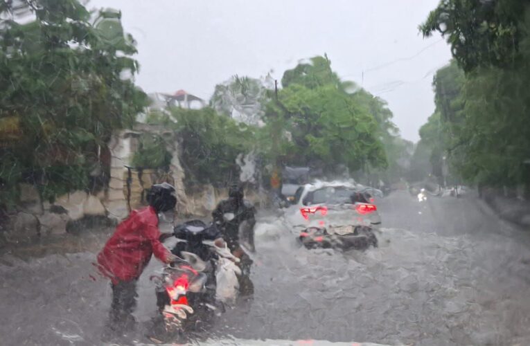 रुड़की में लगातार हो रही बारिश से सड़कें बनी तालाब,वाहन फंसे और दुकानों में घुसा पानी