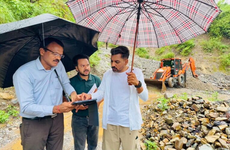 देहरादून: भारी बारिश के बीच ग्राउंड जीरो पर उतरे डीएम डॉ0 आशीष चौहान, कार्लीगाढ़, सहस्रधारा और सपेरा बस्ती का लिया जायजा, दिए सुरक्षा के सख्त निर्देश, चार जगहों पर बंद सहस्रधारा-सरोना मोटर मार्ग, दोनों तरफ से जेसीबी लगाकर तुरंत खोलने के आदेश
