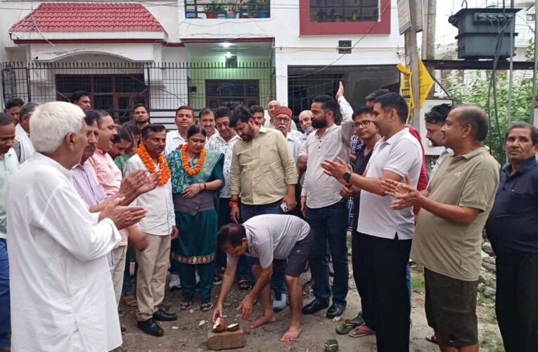 नगर पालिका शिवालिक नगर के अध्यक्ष राजीव शर्मा ने किया वार्ड संख्या-6 में आंतरिक सड़क निर्माण कार्य का शुभारंभ